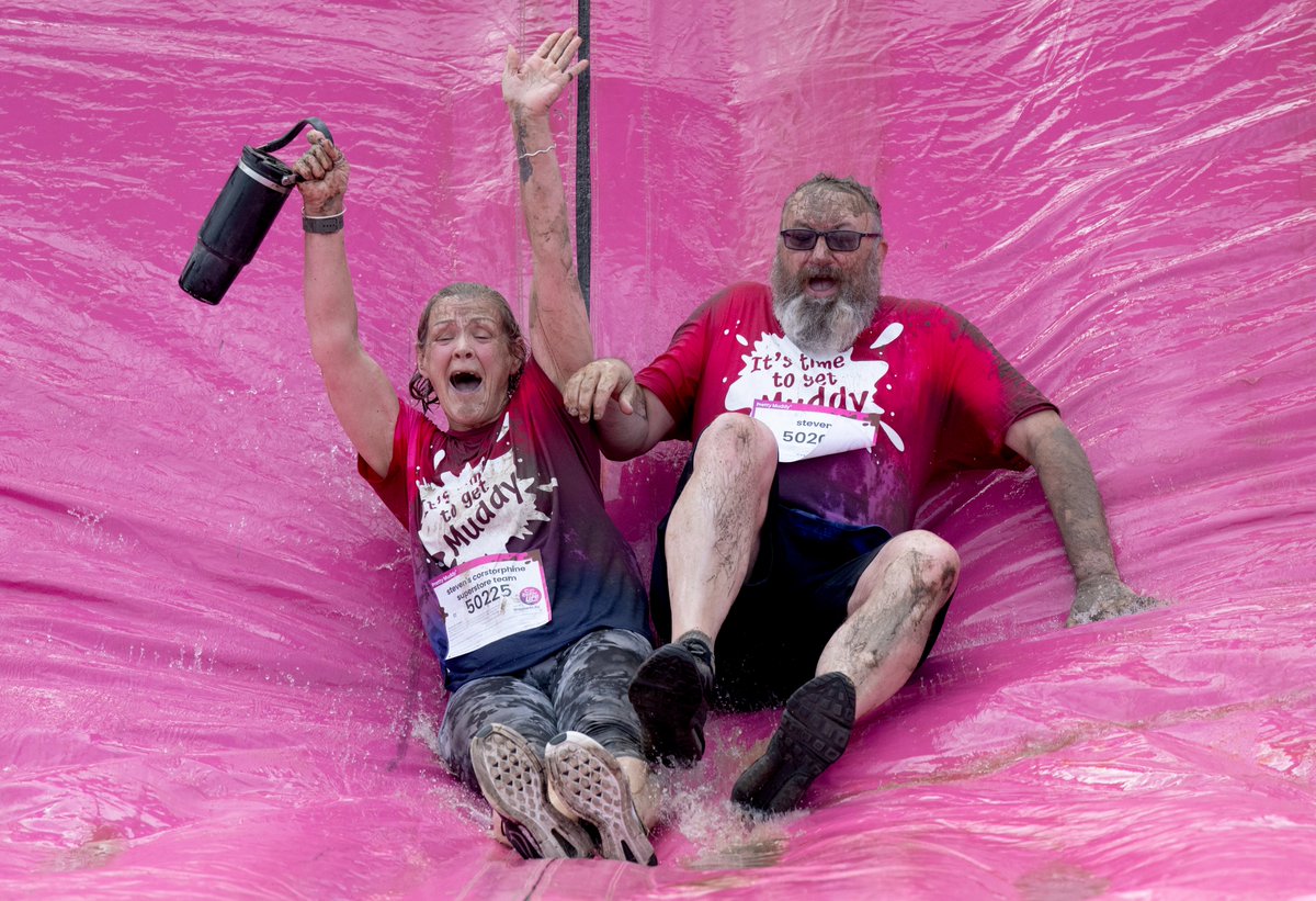 CRUKScotland's tweet image. Splash....💧☔️
Hats off to @CR_UK Edinburgh superstore manager Steven Storrier who celebrated his birthday weekend by completing #RaceforLife Pretty Muddy. He & superstore volunteer Diane have raised more than £500 for life-saving research. You are our #MondayMotivation 💙…
