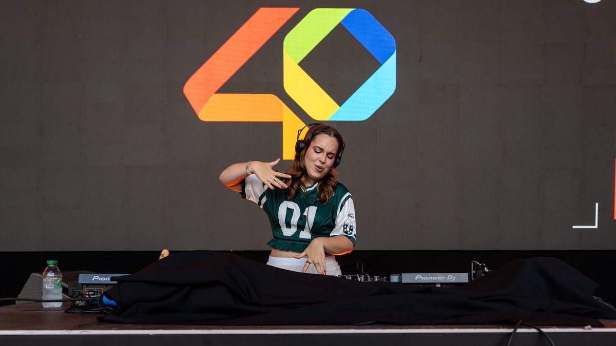 LaiaPartida's tweet image. Pre-show d’#ELS40PopCornellà 🩷☀️Que guai va ser estar al vostre costat a la ciutat on vaig fer les meves primeres passes a la ràdio 🎙️

Pentinat i maquillatge: @_hairbymonik 💄
Fotos: @danielportes_ 📸