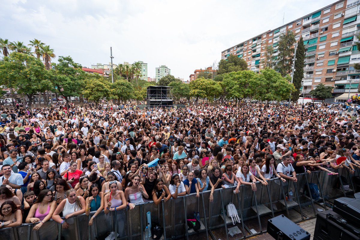 LaiaPartida's tweet image. Pre-show d’#ELS40PopCornellà 🩷☀️Que guai va ser estar al vostre costat a la ciutat on vaig fer les meves primeres passes a la ràdio 🎙️

Pentinat i maquillatge: @_hairbymonik 💄
Fotos: @danielportes_ 📸