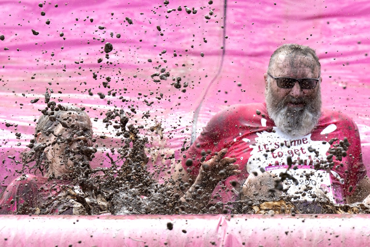 CRUKScotland's tweet image. Splash....💧☔️
Hats off to @CR_UK Edinburgh superstore manager Steven Storrier who celebrated his birthday weekend by completing #RaceforLife Pretty Muddy. He & superstore volunteer Diane have raised more than £500 for life-saving research. You are our #MondayMotivation 💙…