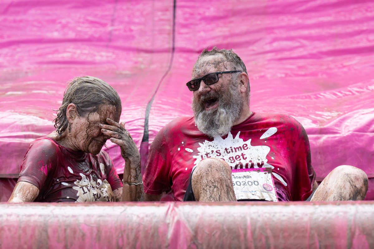 CRUKScotland's tweet image. Splash....💧☔️
Hats off to @CR_UK Edinburgh superstore manager Steven Storrier who celebrated his birthday weekend by completing #RaceforLife Pretty Muddy. He & superstore volunteer Diane have raised more than £500 for life-saving research. You are our #MondayMotivation 💙…