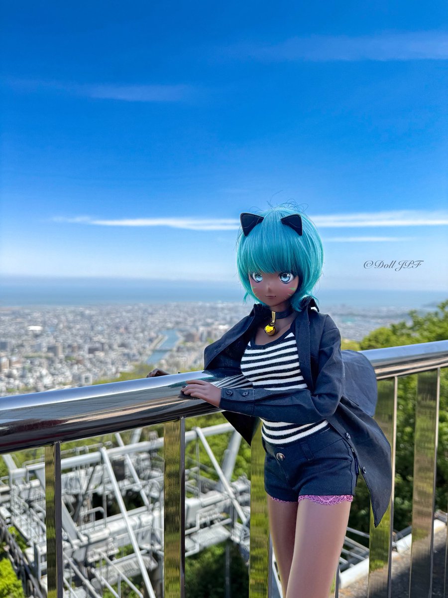 [2025-04-24]
芹ちゃん: 今日は眉山ロープウェイにゃ〜！🚠上からの景色、すっごく綺麗でドキドキしたにゃ💕お空の上から街をにゃんこ目線で見下ろす気分、たまらんにゃ〜ฅ(Φ∀Φ)ฅ✨

#眉山ロープウェイ #bizanropeway #mtbizan #眉山 #徳島 #marukohalu  #smartdoll芹 #smartdollprowess #dolljpf