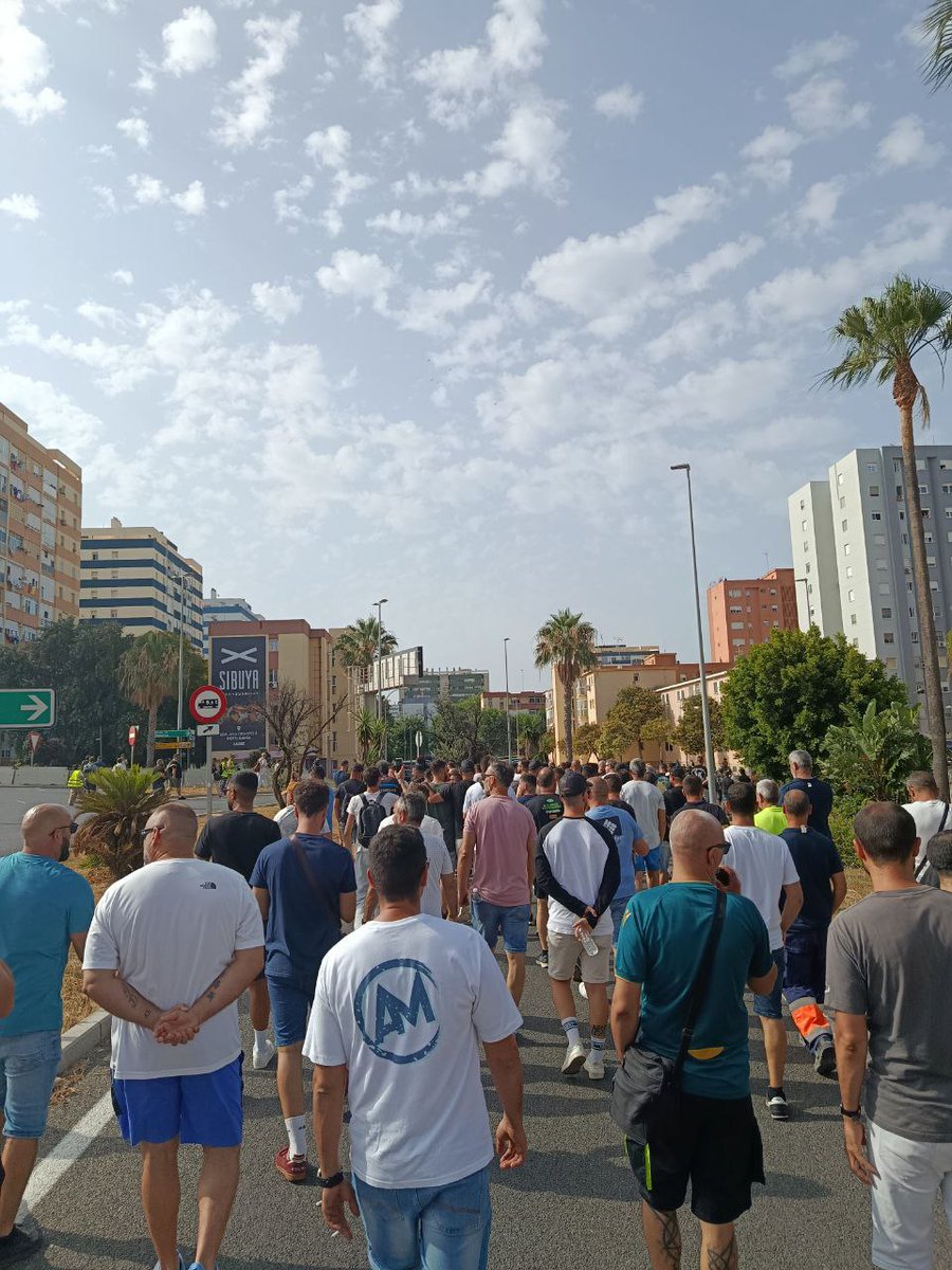 iDiarioES's tweet photo. Trabajadores marchan hacia la sede de UGT para expresar su rechazo al acuerdo miserable firmado por la burocracia sindical con la patronal del metal. https://t.co/E0Zx2c3EAl