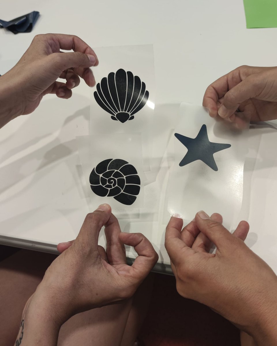 BibEsparreguera's tweet image. 🐚 Al Lab de tall de vinil per a adults vam crear adhesius tèxtils estiuencs per a aplicar-los a una bossa tote bag! Aquestes són algunes de les impressions amb vinil que vam poder fer.
#bibliotequesxbm #bibliotequescat #BiblioLabXBM