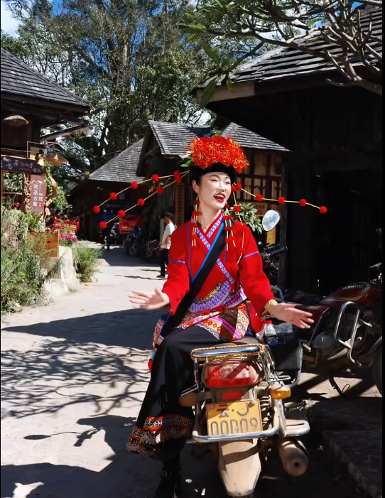 CharmofEast's tweet photo. The #Blang ethnic group's love for flowers runs deep in their DNA. Their tradition of flowery headwear, an intangible cultural heritage dating back to the Han Dynasty (206 BC–AD 220), continues to bloom today.
Blang women often wear fragrant osmanthus and frangipani blossoms, embracing the belief that "wearing flowers brings beauty"—a custom influenced by the neighboring #Dai ethnic group.
In Baoshan, Yunnan, Blang brides wear red flowers in their hair during weddings, a stunning fusion of the Han ethnic group's "flowery headwear ritual" and local Blang traditions.#ChineseNation