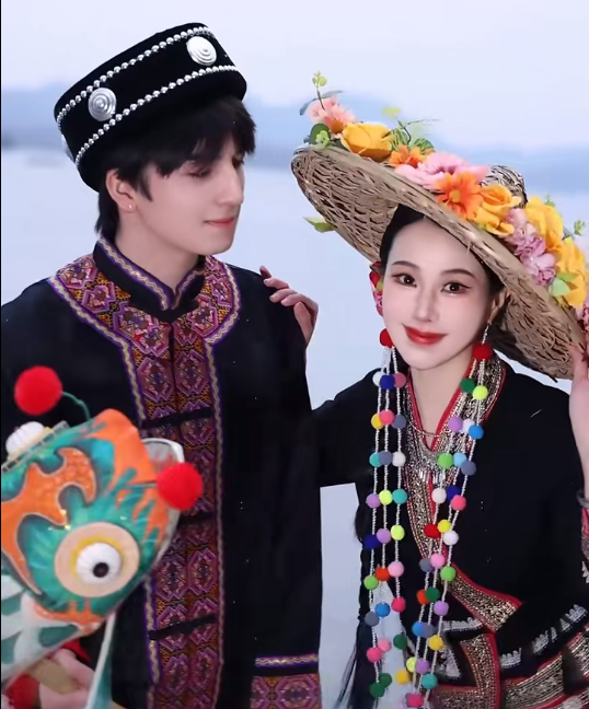CharmofEast's tweet photo. The #Blang ethnic group's love for flowers runs deep in their DNA. Their tradition of flowery headwear, an intangible cultural heritage dating back to the Han Dynasty (206 BC–AD 220), continues to bloom today.
Blang women often wear fragrant osmanthus and frangipani blossoms, embracing the belief that "wearing flowers brings beauty"—a custom influenced by the neighboring #Dai ethnic group.
In Baoshan, Yunnan, Blang brides wear red flowers in their hair during weddings, a stunning fusion of the Han ethnic group's "flowery headwear ritual" and local Blang traditions.#ChineseNation