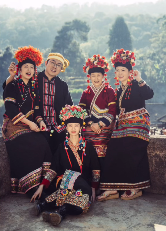 CharmofEast's tweet photo. The #Blang ethnic group's love for flowers runs deep in their DNA. Their tradition of flowery headwear, an intangible cultural heritage dating back to the Han Dynasty (206 BC–AD 220), continues to bloom today.
Blang women often wear fragrant osmanthus and frangipani blossoms, embracing the belief that "wearing flowers brings beauty"—a custom influenced by the neighboring #Dai ethnic group.
In Baoshan, Yunnan, Blang brides wear red flowers in their hair during weddings, a stunning fusion of the Han ethnic group's "flowery headwear ritual" and local Blang traditions.#ChineseNation