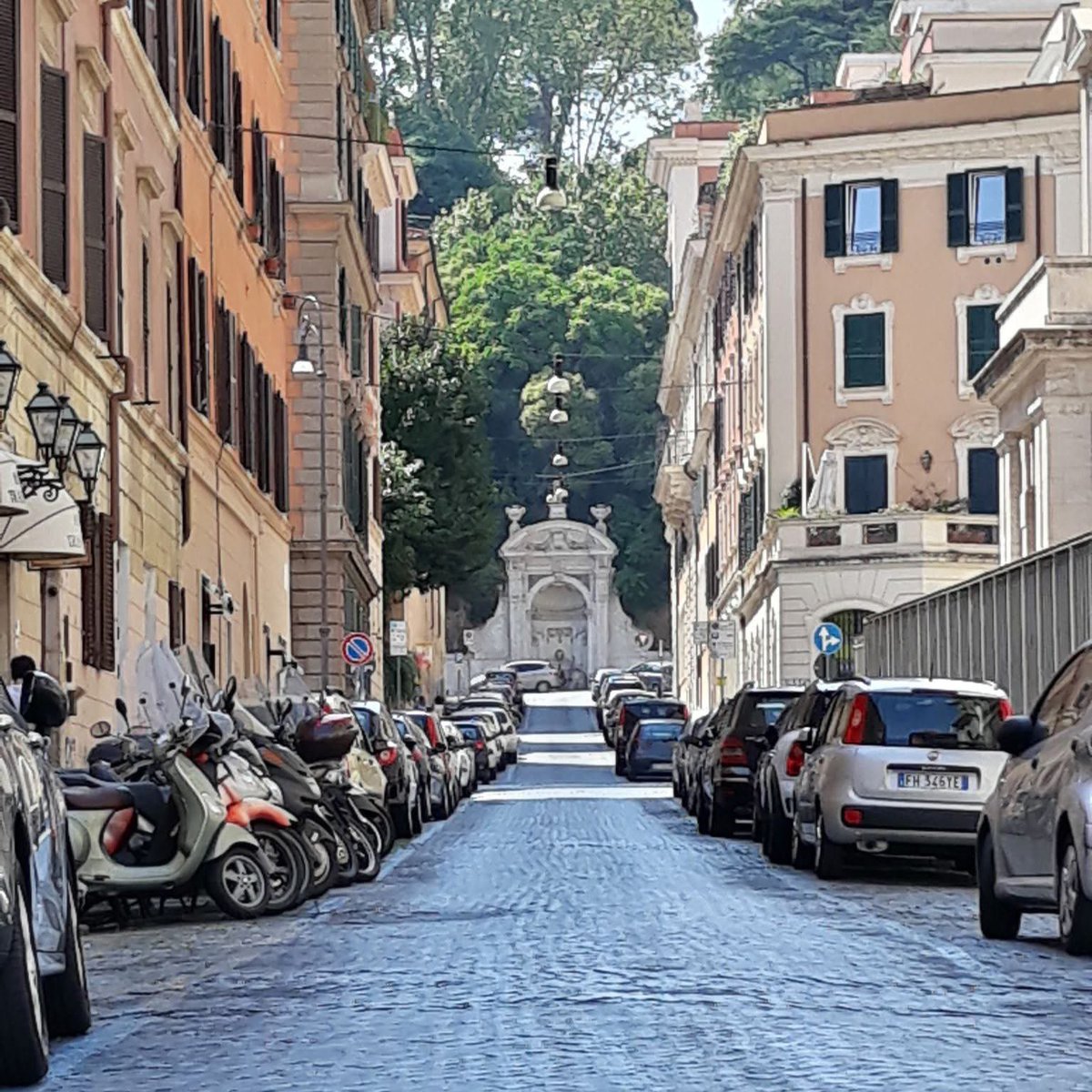 Buongiorno e buon inizio settimana da via Luciano Manara con la fontana del Prigione come quinta di sfondo, fontana che proviene da villa montalto peretti trastevereapp.com/fontana-del-pr…❤😎