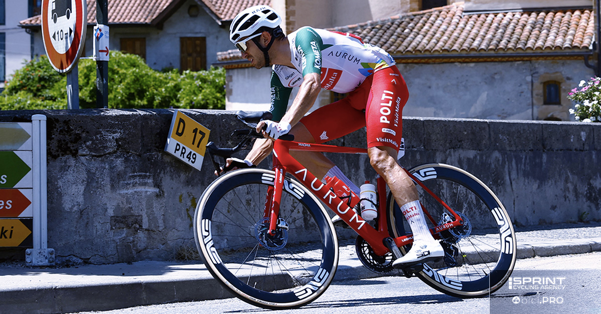 bici.PRO (@bicipro1) on Twitter photo Due settimane tra scarico, richiami di intensità e focus sull’alimentazione: <a href="/AleTonelli92/">Alessandro Tonelli</a> ci spiega come ha gestito il rientro alle corse dopo il <a href="/giroditalia/">Giro d'Italia</a>
#postgiro #alessandrotonelli #preparazione #cyclingrace #cyclingtraining #ciclismo #bicicletta #BiciPro #cycling Due settimane tra scarico, richiami di intensità e focus sull’alimentazione: <a href="/AleTonelli92/">Alessandro Tonelli</a> ci spiega come ha gestito il rientro alle corse dopo il <a href="/giroditalia/">Giro d'Italia</a>
#postgiro #alessandrotonelli #preparazione #cyclingrace #cyclingtraining #ciclismo #bicicletta #BiciPro #cycling