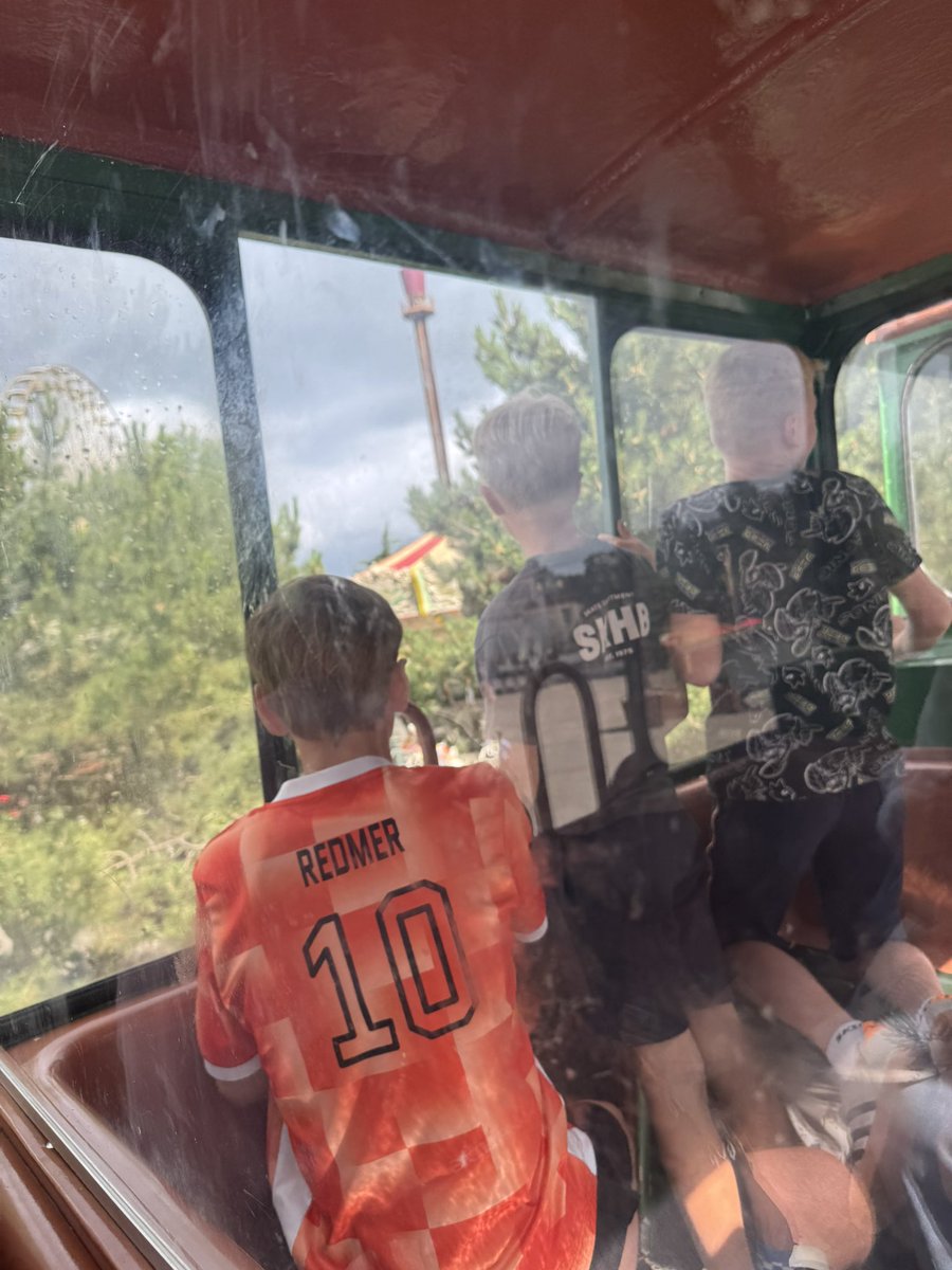 Om vervolgens schooljeugd tegen te komen dat gaat staan in de monorail, om vervolgens over de deur naar buiten te gaan hangen tijdens de rit