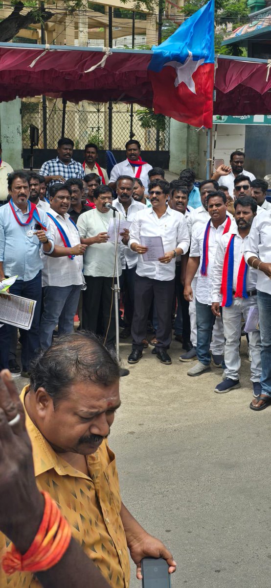 chandrakumarVCK's tweet photo. வேலூர் மாவட்டம், அணைக்கட்டு வட்டம், வேலூர் ஒன்றியம், செம்பேடு கிராமத்தில் உள்ள தாழ்த்தப்பட்ட ஆதிதிராவிட மக்கள் பல போராட்டங்கள் நடத்தியும். உயர்நீதி மன்றம் தீர்ப்பு வழங்கியும், அரசாங்கத்தால் வழங்கப்பட்ட இலவச வீட்டு மனைகளை பயனாளிகளுக்கு வழங்காமலும் ஆதிதிராவிட மக்களை 25 ஆண்டுகளாக அலைக்கழித்து அசிங்கபடுத்தி கொண்டிருக்கும் மாவட்ட ஆதிதிராவிடர் மற்றும் பழங்குடியினர் நல அலுவலர் மற்றும் ஆதிதிராவிடர் நல வேலூர் வட்டாட்சியர் இவர்களின் மெத்தனபோக்கை கண்டித்து ஒருங்கிணைந்த வேலூர் மாவட்ட விடுதலைச் சிறுத்தைகள் கட்சி நடத்திய மாபெரும் கண்டன ஆர்ப்பாட்டத்தில் கலந்து கொண்ட போது