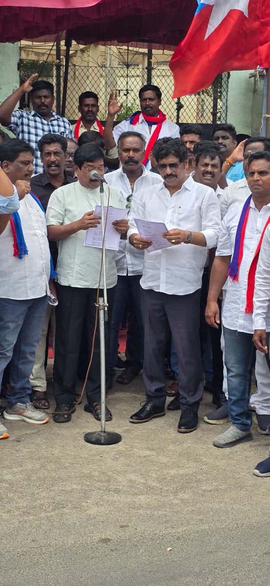 chandrakumarVCK's tweet photo. வேலூர் மாவட்டம், அணைக்கட்டு வட்டம், வேலூர் ஒன்றியம், செம்பேடு கிராமத்தில் உள்ள தாழ்த்தப்பட்ட ஆதிதிராவிட மக்கள் பல போராட்டங்கள் நடத்தியும். உயர்நீதி மன்றம் தீர்ப்பு வழங்கியும், அரசாங்கத்தால் வழங்கப்பட்ட இலவச வீட்டு மனைகளை பயனாளிகளுக்கு வழங்காமலும் ஆதிதிராவிட மக்களை 25 ஆண்டுகளாக அலைக்கழித்து அசிங்கபடுத்தி கொண்டிருக்கும் மாவட்ட ஆதிதிராவிடர் மற்றும் பழங்குடியினர் நல அலுவலர் மற்றும் ஆதிதிராவிடர் நல வேலூர் வட்டாட்சியர் இவர்களின் மெத்தனபோக்கை கண்டித்து ஒருங்கிணைந்த வேலூர் மாவட்ட விடுதலைச் சிறுத்தைகள் கட்சி நடத்திய மாபெரும் கண்டன ஆர்ப்பாட்டத்தில் கலந்து கொண்ட போது