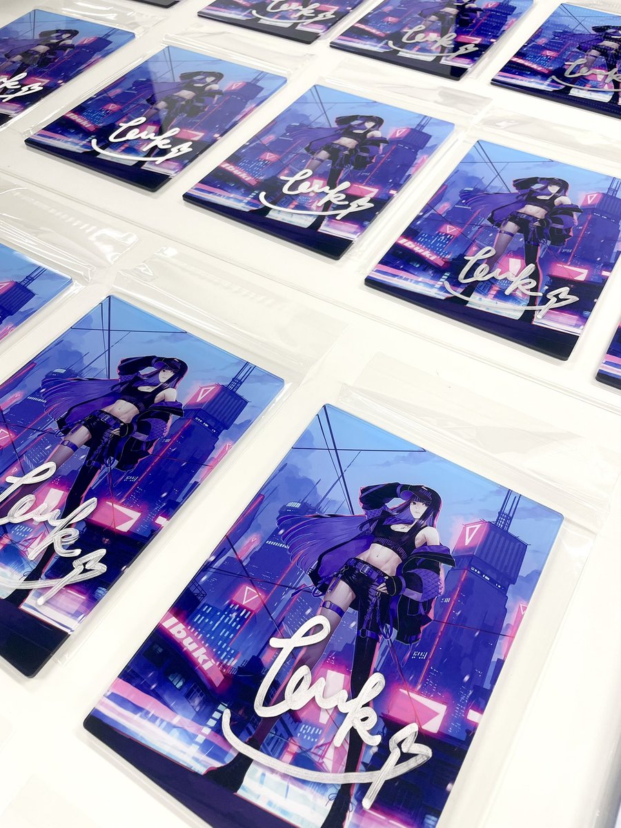 アクリルパネルへのサイン書き終わりました✍️
人生でこんなにサイン書くの初めてで間違えないか緊張しましたが、ノーミスで最後まで楽しく書けました(^^)v

皆さんの元へ届くまで、もう少々お待ちくださいませ！