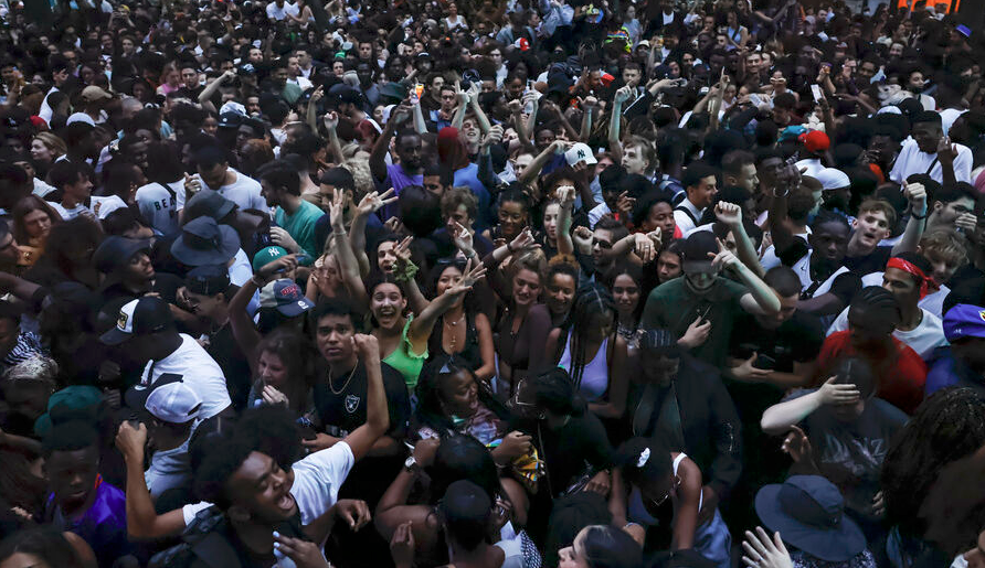 In ganz Frankreich werden weit über 100 Frauen während des "Fête de la Musique" mit Spritzen angegriffen. 

Wohl eine über das Internet koordinierte Aktion. 

Französische und internationale Medien berichten von dutzend(en) Tätern, deren Alter, Gruppengröße.

Bis auf EIN Beispiel