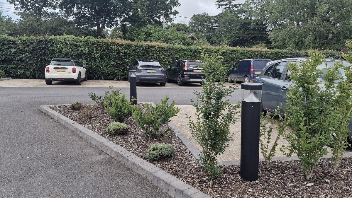 The Cosham is a modern low-glare #LEDbollard with radial illuminance. Options are: Bolt-on root mount, CCT, Dali, Emergency, Photocell, PIR, &amp; spill shield. See more here bit.ly/3dhh1FK or call 0800 999 5201. #GemmaLighting #UKMade #ExteriorLighting #BollardLighting