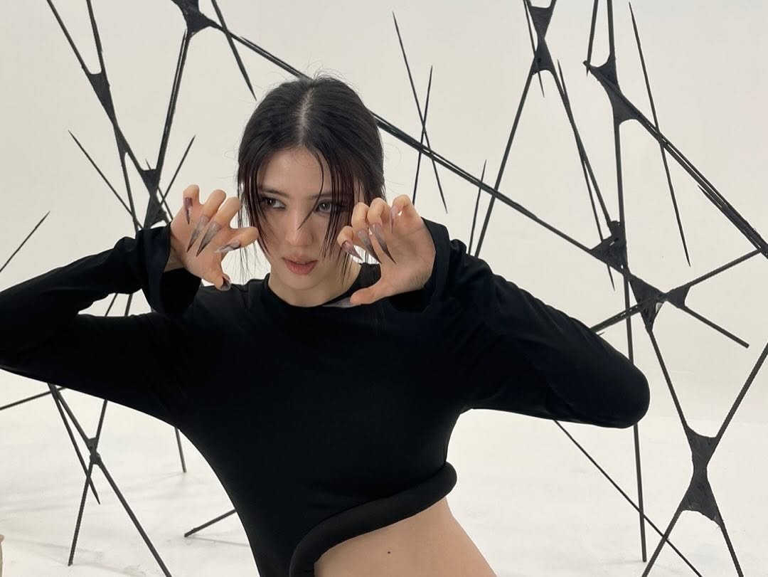 dear_xeesh's tweet photo. 한소희 혼자 몇 개의 분위기를 말아주는 거야🥵 https://t.co/OD1TYtZTrz