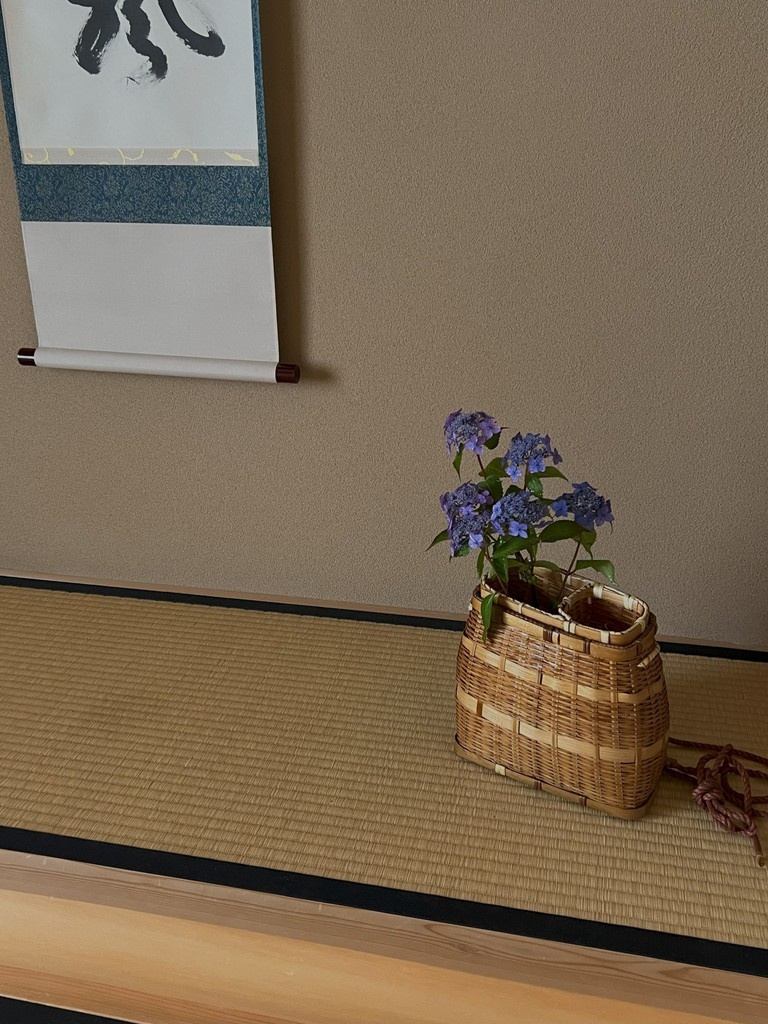 Mat_Cha_Doh's tweet photo. [ルーフトップで愉しむ茶事] 茶人・土井宗満氏による極上のおもてなし⁠

気軽なのに本格的、ちょうど良いと好評をいただいています。

https://t.co/sxNCQZTOJ6

#茶道 #茶事 #お茶のある暮らし #和モダン #休日の過ごし方 #禅 #四季折々 #抹茶道 https://t.co/m7aYrduuQ0