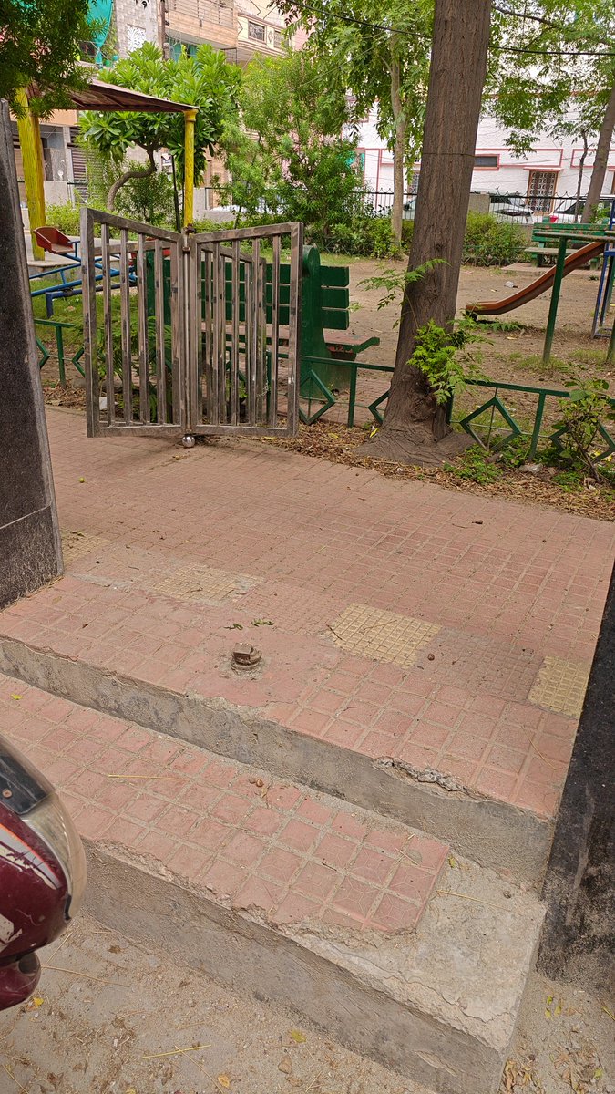 NitinKhatri13's tweet photo. @MunCorpGurugram @cmohry @NayabSainiBJP @diprogurugram1 @DiprHaryana @DC_Gurugram @PradeepIAS_HR @Rao_InderjitS @RaoNarbir 2024 विधानसभा चुनाव के बाद से कोई सफाई नहीं हुई है लाइट ओर गेट खराब है सुपरवाइजर कहता कर्मचारी नहीं है, कृष्ण कॉलोनी शीतला पार्क https://t.co/HLisJl3Gjm