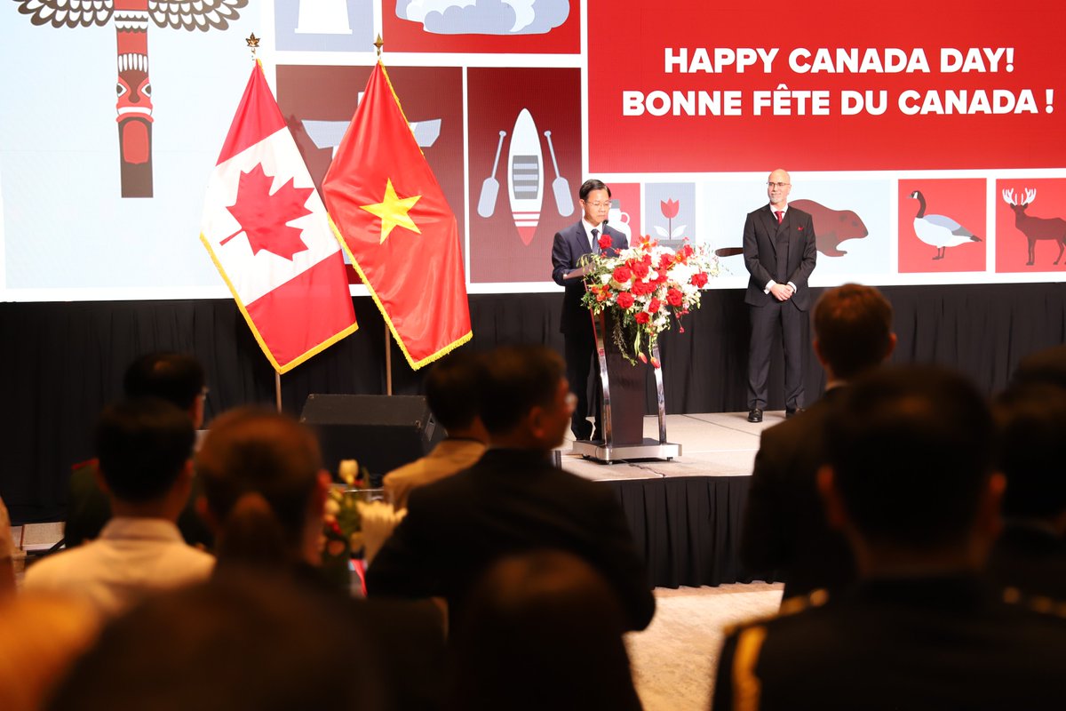 Celebrating the spirit of the True North, Strong and Free 🇨🇦
We were proud to host a vibrant reception to mark #CanadaDay2025. A ‘taste of Canada’ with a showcase of premium 🇨🇦 beef &amp; sweet, juicy blueberries, masterfully prepared by 🇨🇦chef Rosalyn Ediger was featured. 
1/2
