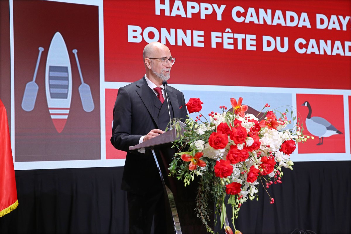 CanEmbVietnam's tweet image. Celebrating the spirit of the True North, Strong and Free 🇨🇦
We were proud to host a vibrant reception to mark #CanadaDay2025. A ‘taste of Canada’ with a showcase of premium 🇨🇦 beef &amp;amp; sweet, juicy blueberries, masterfully prepared by 🇨🇦chef Rosalyn Ediger was featured. 
1/2