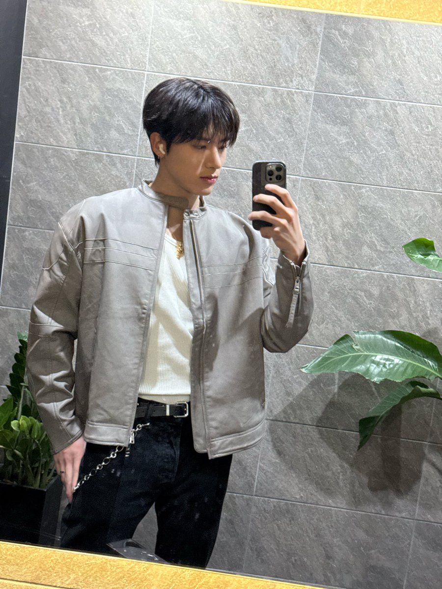 에릭이 이제 거울셀카 일케 멋진나. 로 찍는 거 존커인거아시는분