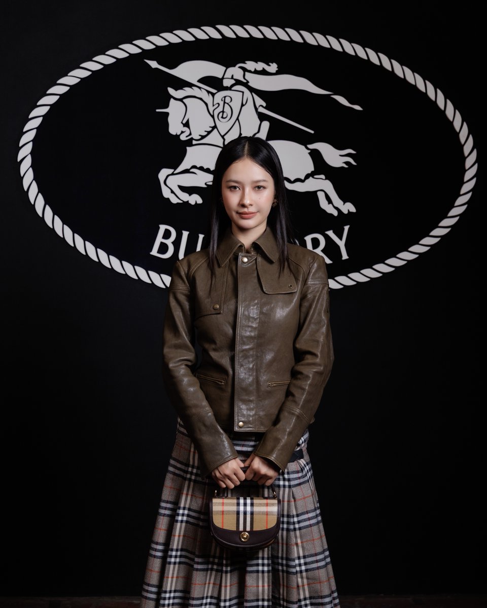 mintmag_th's tweet image. พี่สาวมาสวย! เสิร์ฟภาพสวยของสาว #มิ้ลค์พรรษา ภายในงานฉลองการเปิดตัวแคมเปญ Burberry Festival ที่จัดขึ้นเมื่อสัปดาห์ที่ผ่านมา ณ Clutch Bar กรุงเทพฯ 💚

MILK BURBERRY AUTUMN25
#MilkPansaxBurberry
#MilkPansa
#Burberry
#BurberryFestivalinBangkok
#MintNews