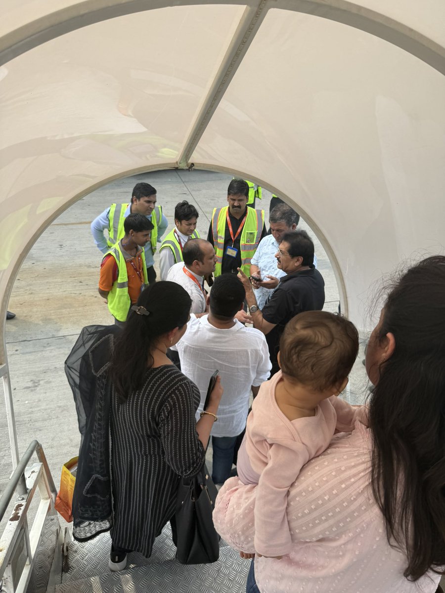 ActivistRavi's tweet photo. Air India Express IX2564
दिल्ली-श्रीनगर फ्लाइट में तकनीकी खराबी, नेविगेशन सिस्टम फेल। प्लेन को वापस दिल्ली लैंड कराया गया।

अहमदाबाद हादसे की यादें ताजा, यात्री डरे।
नई फ्लाइट या रिफंड की मांग, लेकिन मैनेजमेंट जिद पर अड़ा।

@narendramodi 
@AmitShah 
@Rao_InderjitS 
@JM_Scindia https://t.co/lyTEoUAUsV