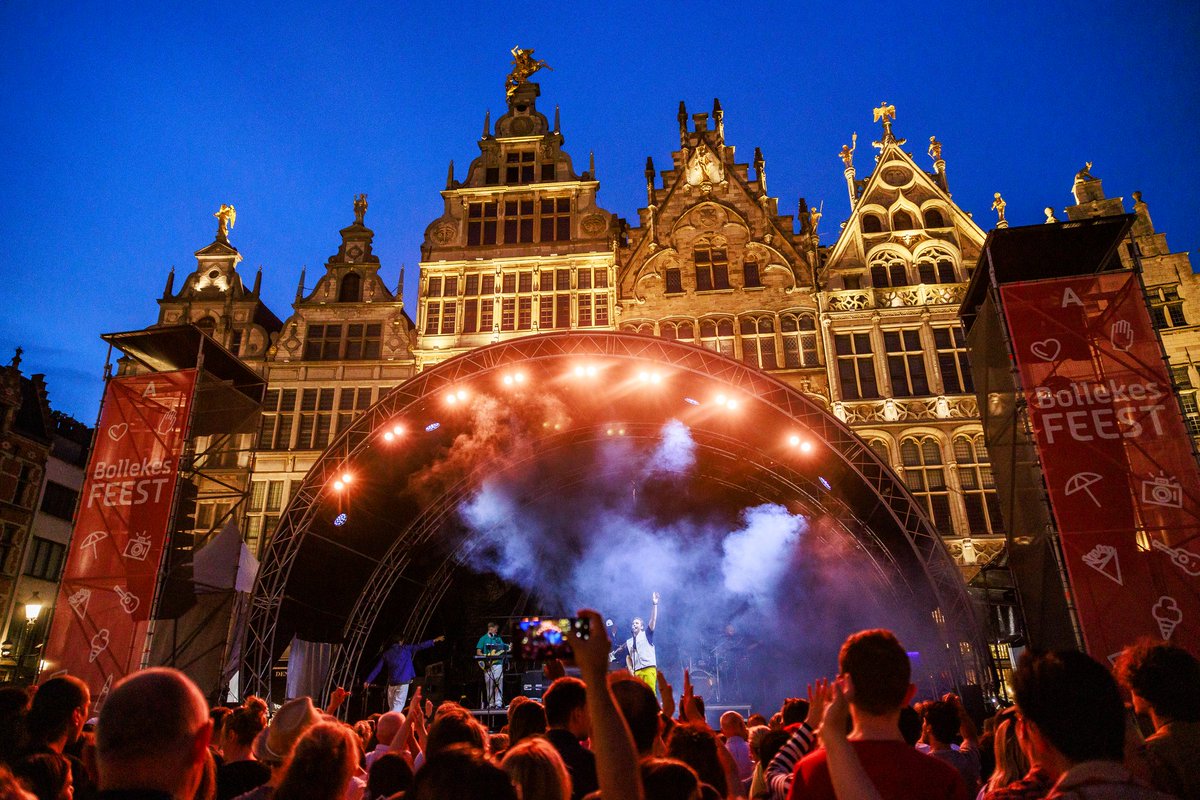 Stad_Antwerpen's tweet image. Zet 22 tot 24 augustus in je agenda, want dan is het tijd voor het #Bollekesfeest! 💃🍔🎤 Dans, zing, proef en geniet in de #Antwerpse binnenstad. MAKSIM, Sam Gooris, 2FABIOLA en Sylver hebben er al zin in! Jij ook? Check het #programma 👉 bollekesfeest.be