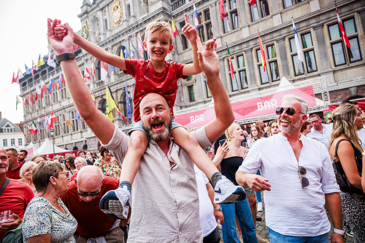 Stad_Antwerpen's tweet image. Zet 22 tot 24 augustus in je agenda, want dan is het tijd voor het #Bollekesfeest! 💃🍔🎤 Dans, zing, proef en geniet in de #Antwerpse binnenstad. MAKSIM, Sam Gooris, 2FABIOLA en Sylver hebben er al zin in! Jij ook? Check het #programma 👉 bollekesfeest.be