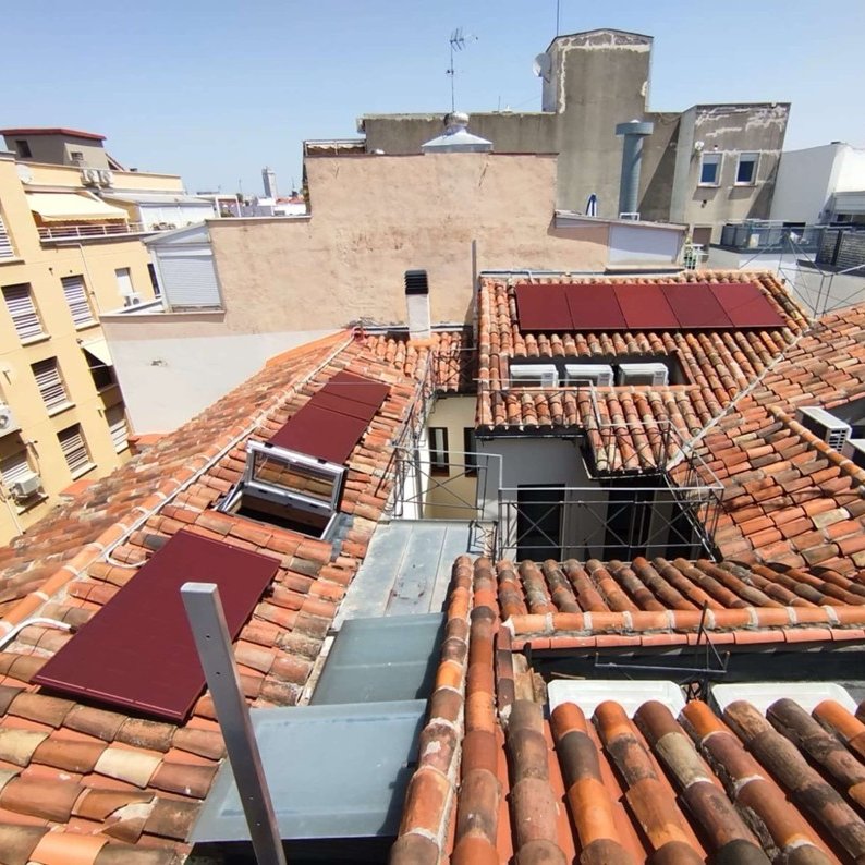 Sunerg_Solar's tweet photo. A Madrid, l’innovazione incontra l’estetica! 🌟 I nostri moduli fotovoltaici colorati HJT—con vetri e cornici #RAL8015 —trasformano l’energia solare in arte. #Sunerg #SolarDesign #GreenArchitecture #InnovationInEnergy #Photovoltaic https://t.co/MePGfnfvTt