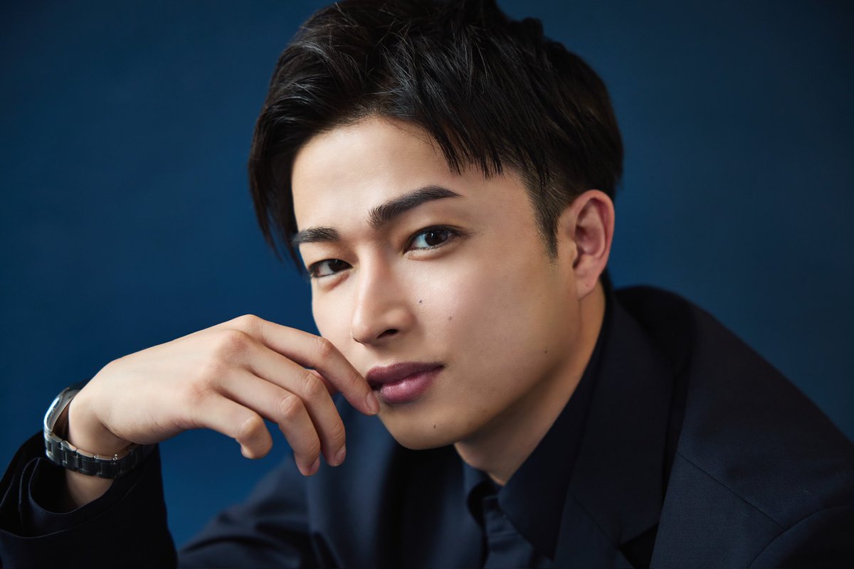 fast_japan_'s tweet image. 曽田陵介のアザーカットをお届け📸
紺の背景にも負けない存在感は
かっこいいの一言しかないですね!!✨
Instagramのストーリーズにて
別カットもお届け中🫶
#FAST #曽田陵介
@s24ry @wakuseilovesong