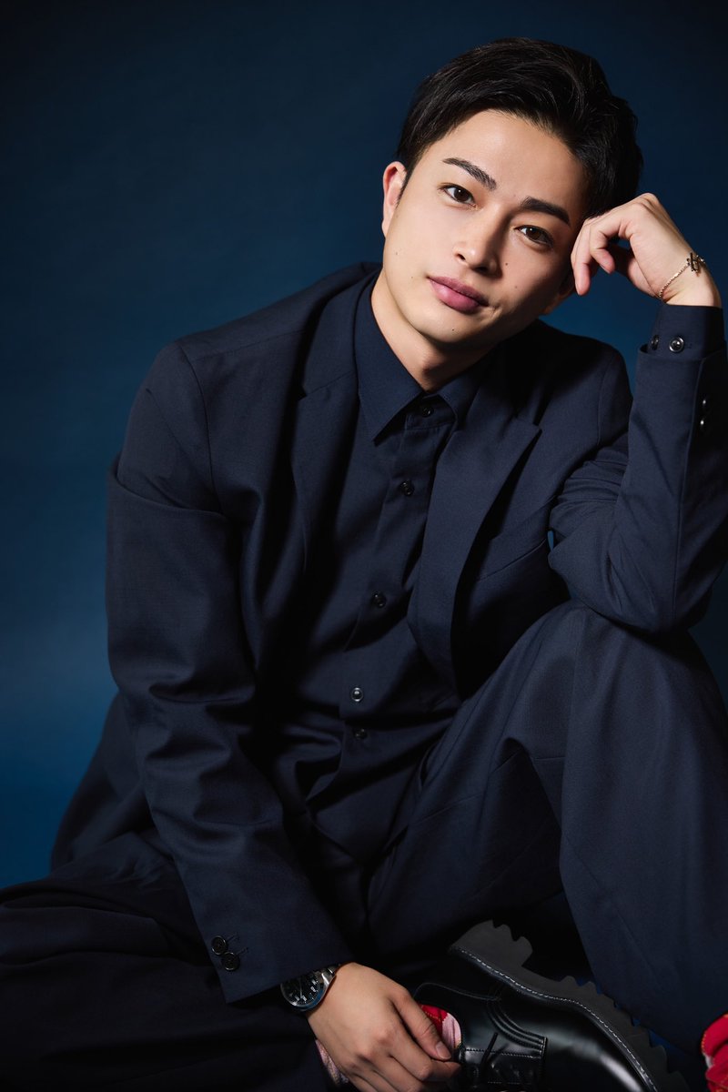 fast_japan_'s tweet image. 曽田陵介のアザーカットをお届け📸
紺の背景にも負けない存在感は
かっこいいの一言しかないですね!!✨
Instagramのストーリーズにて
別カットもお届け中🫶
#FAST #曽田陵介
@s24ry @wakuseilovesong