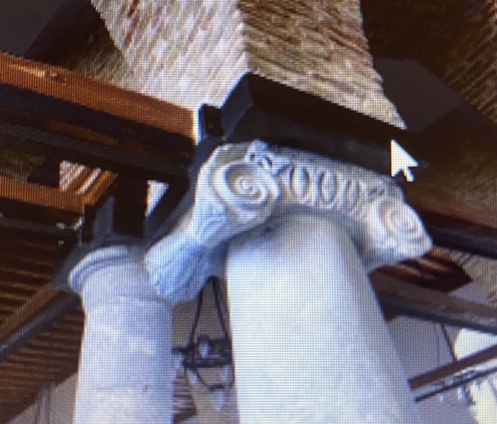 Selçuklu mimarisinde devşirme (başka tarihi yapıdan alınan)  malzeme kullanılması alışkanlığı vardı..Örneğin Selçuklu dönemi yapısı Konya Alaeddin Cami’nin sütun başlıkları Roma dönemine ait..