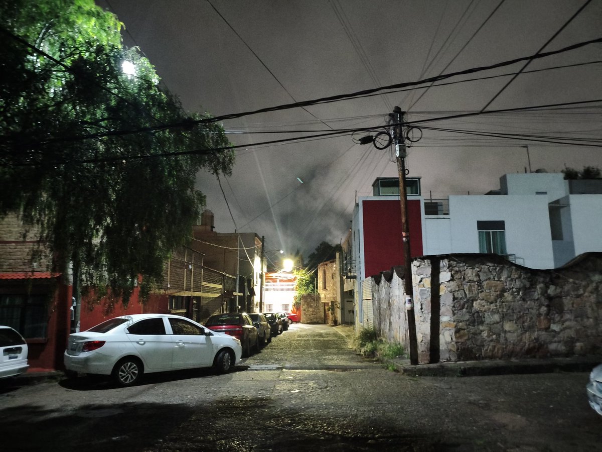 _suertudon's tweet photo. Día 1617 de esta etnografía cuevanense:
La decisión está tomada,
ya me voy
a vivir otro lugar,
aunque no me voy del todo,
amén de lo que dejo o se queda de mi aquí,
realmente,
nunca antes hubo tanta necesidad
de una palabra que no existe.
Entre tres latitudes
Vaivenir

Es tiempo https://t.co/qCWfXxoRIJ