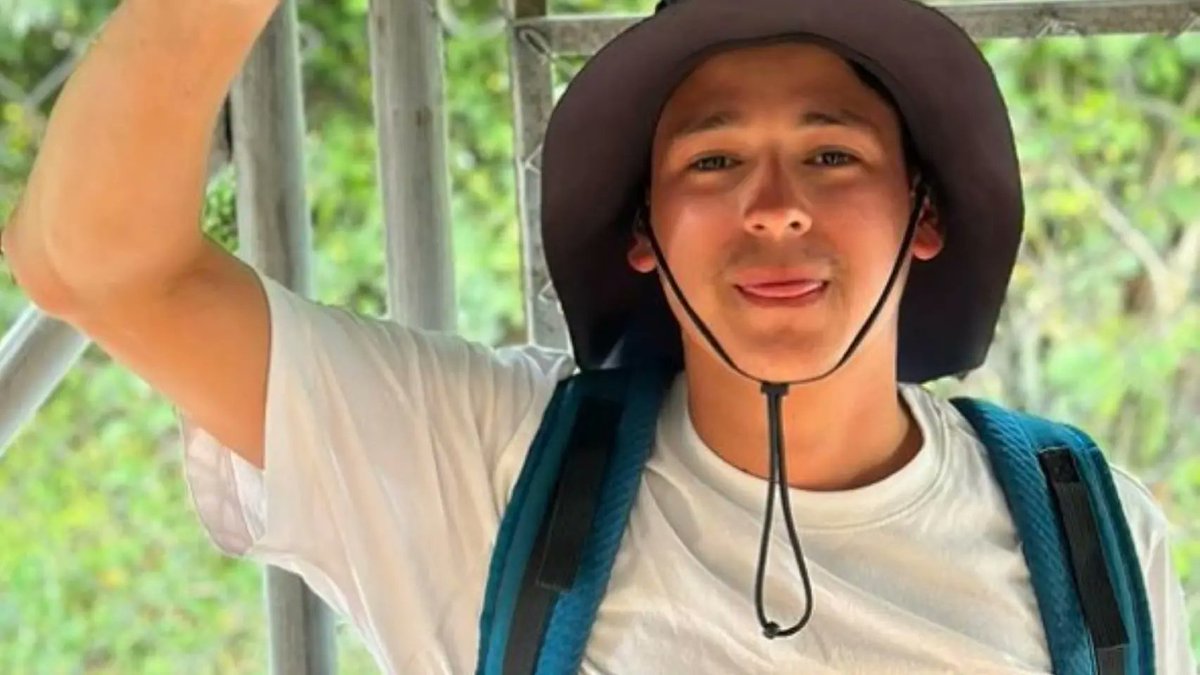 RobertoVaquero_'s tweet photo. Un seguidor colombiano me ha pedido que recuerde el asesinato de un compatriota suyo a manos de un argelino en las fiestas de San Juan de Barcelona. Hoy se cumple un año de su muerte. Se llamaba Eric López. 

El colombiano fue degollado tras intentar defender a un turista de un robo. 

Todas mis condolencias para los amigos y familiares. No olvidamos.