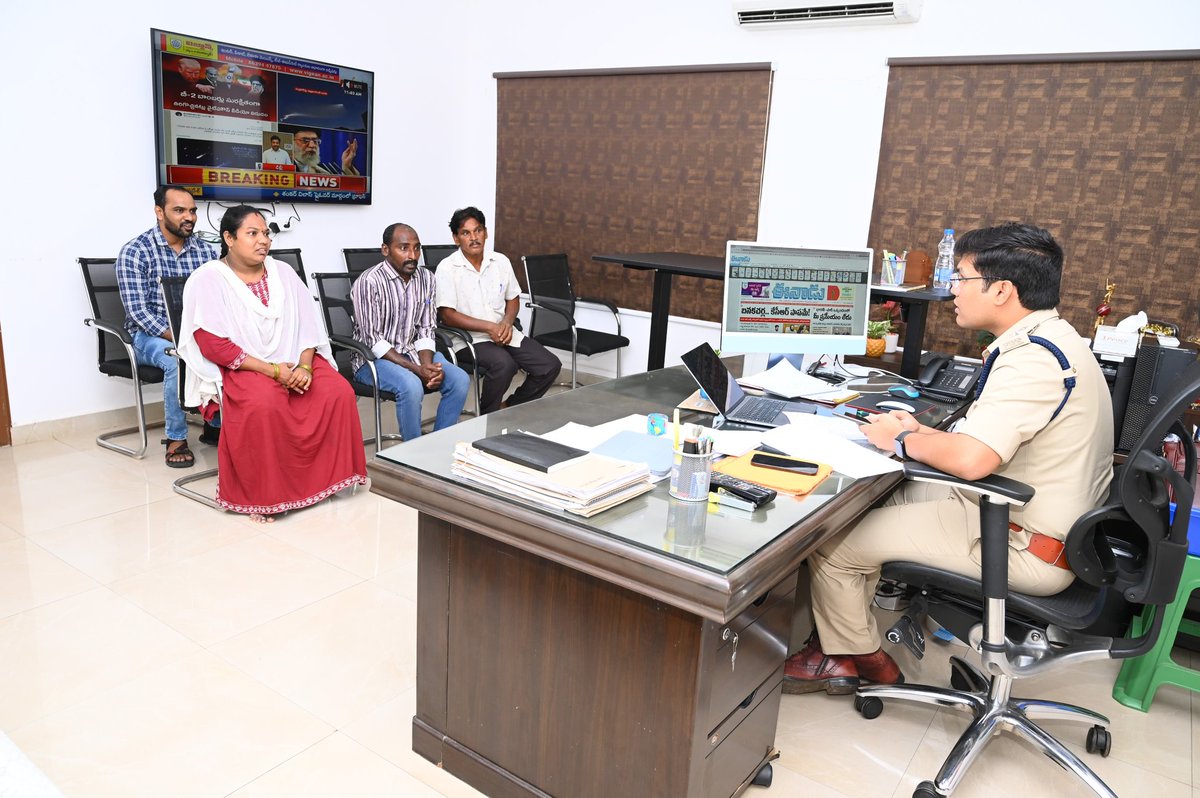 SpEluruDistrict's tweet photo. *ఏలూరు జిల్లా పబ్లిక్ గ్రీవెన్స్ రీడ్రెస్సల్ కార్యక్రమం (PGRS) – 23.06.2025*
జిల్లా SP శ్రీ K. ప్రతాప్ శివ కిషోర్ IPS గారు నిర్వహించారు

🤖 **AI ఆధారిత ఫిర్యాదు వ్యవస్థ**
✔️ ఫిర్యాదుదారులు AI చాట్ బోట్‌కు నేరుగా వివరాలు ఇచ్చారు.
#DigitalPolicing #EluruSP #TransparentGovernance https://t.co/2p0vbBYoNC