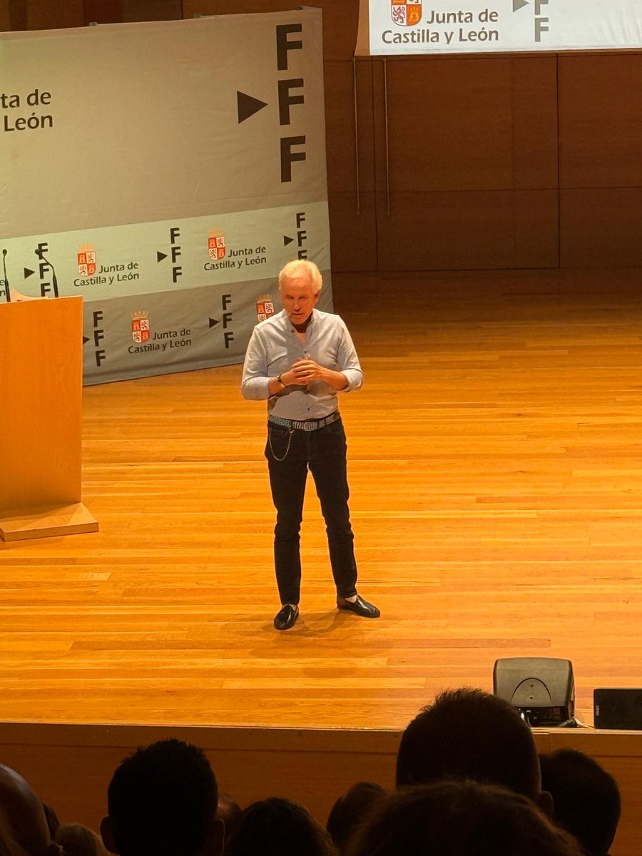 Hoy es un día especial... Toda la red <a href="/educacyl/">Educación JCyL</a> de #formaciocyl estamos juntos en la Jornada de Asesores y Directores de CFIE para seguir mirando al futuro juntos...
Gracias al <a href="/CSFPJCYL/">CSFP</a> por la organización 🔝