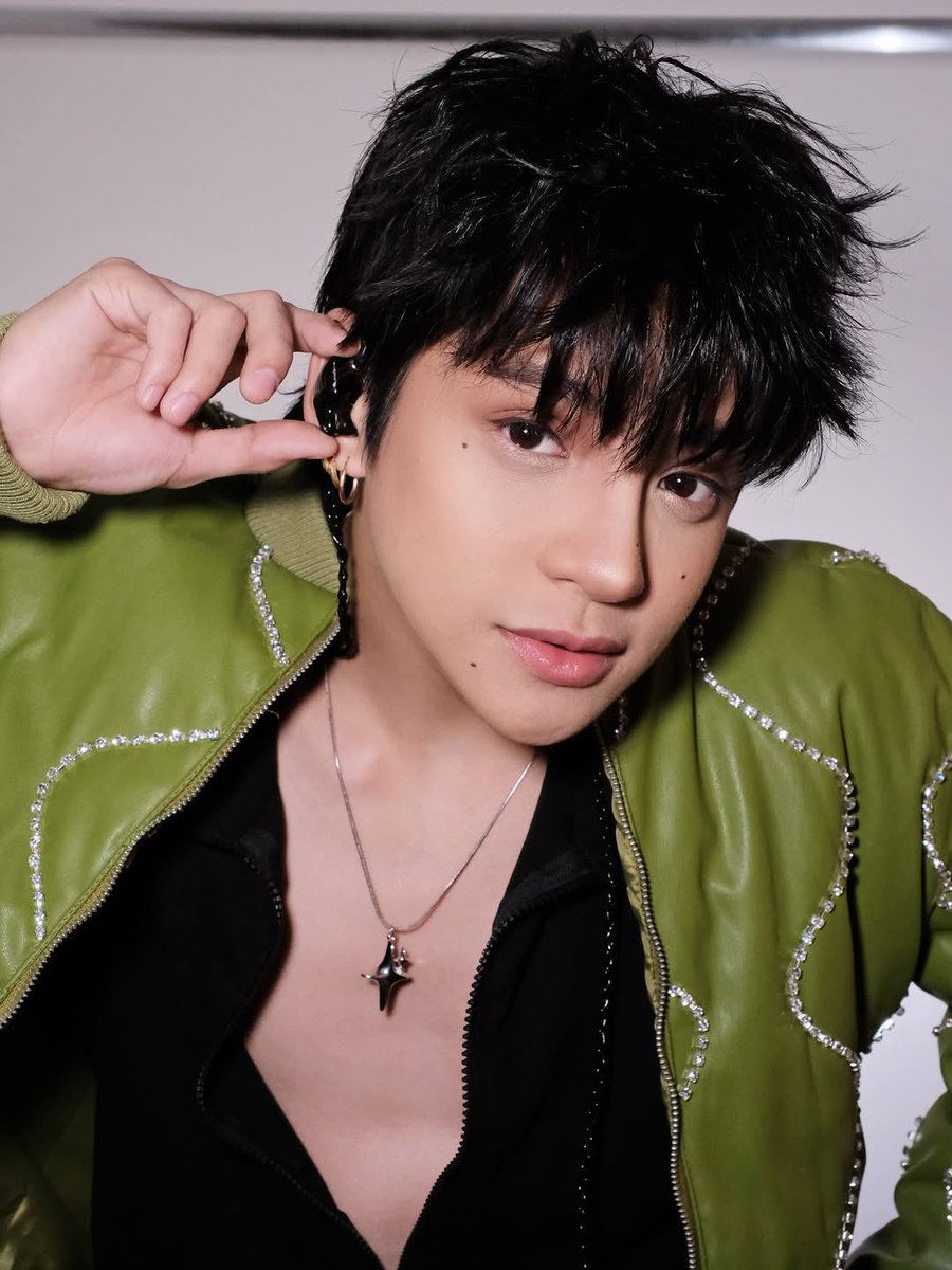 NAGILIW's tweet photo. [📸] 250623

Kalo yang kali ini giliran Mang Tomas🥰 Gimana? Apakah make up kali ini bikin kalian makin naksir ALAMATT?!

#ALAMAT #ALAMAT_Tomas

ALAMAT AT IAM WORLDWIDE
#ALAMATatIAM
#IAMWorldwide https://t.co/WF2kmWCfva