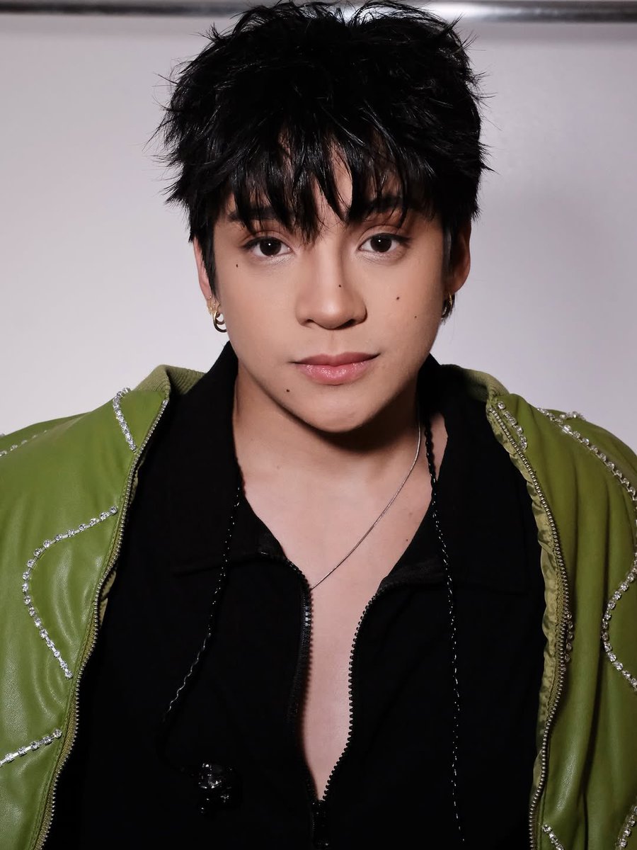 NAGILIW's tweet photo. [📸] 250623

Kalo yang kali ini giliran Mang Tomas🥰 Gimana? Apakah make up kali ini bikin kalian makin naksir ALAMATT?!

#ALAMAT #ALAMAT_Tomas

ALAMAT AT IAM WORLDWIDE
#ALAMATatIAM
#IAMWorldwide https://t.co/WF2kmWCfva