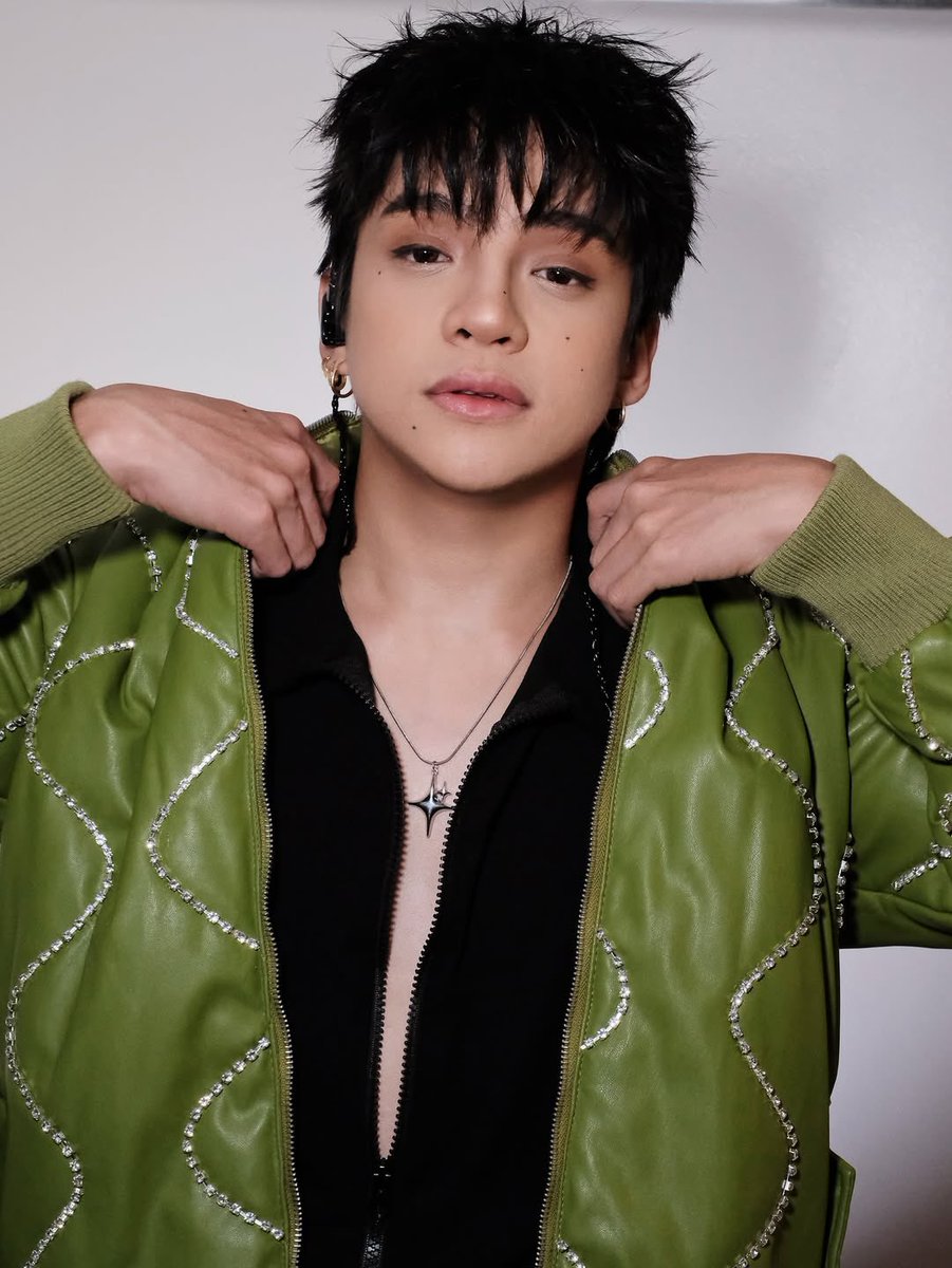 NAGILIW's tweet photo. [📸] 250623

Kalo yang kali ini giliran Mang Tomas🥰 Gimana? Apakah make up kali ini bikin kalian makin naksir ALAMATT?!

#ALAMAT #ALAMAT_Tomas

ALAMAT AT IAM WORLDWIDE
#ALAMATatIAM
#IAMWorldwide https://t.co/WF2kmWCfva