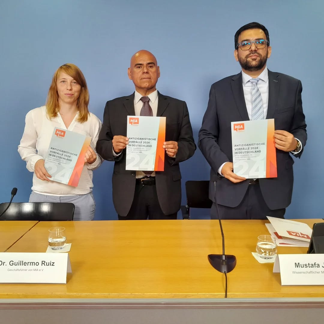 Heute hat #MIA ihren 3. Jahresbericht zu antiziganistischen Vorfällen in Deutschland im Haus der #Bundespressekonferenz vorgestellt. 1678  antiziganistische Vorfälle haben wir für 2024 dokumentiert. Das heißt: Alle 5 Stunden ereignet sich ein antiziganistischer Vorfall