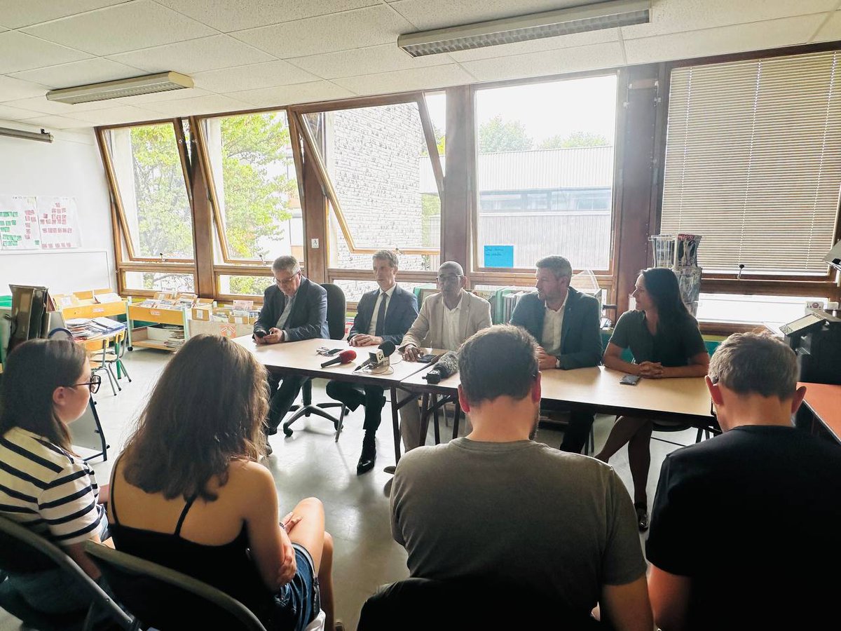Après l’incendie survenu samedi soir à l’école des Teppes à Annecy, le recteur et le maire ont tenu ce matin une conférence de presse commune.
Unis pour soutenir la communauté scolaire, ils ont rappelé l'engagement total des services pour accompagner élèves, familles et équipes.