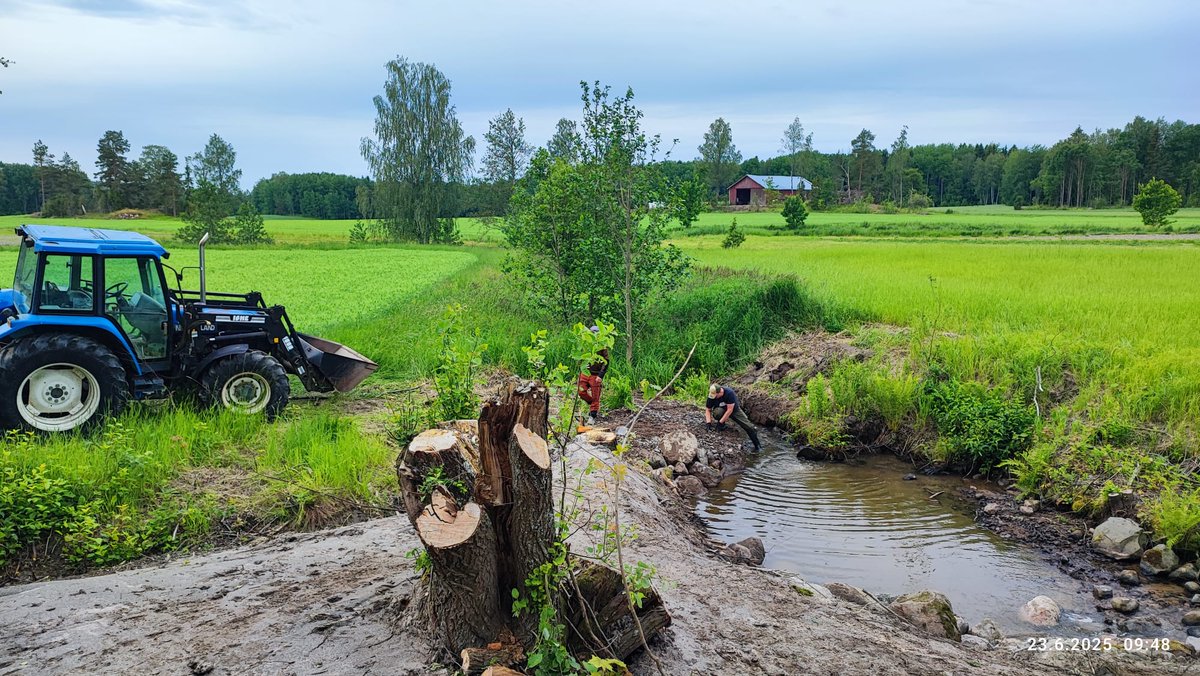river_savers's tweet photo. Pientä kunnostusta ennen sateita, kiitos avusta @nyholmtero ja @stopseln 💙🐟👍.
Saatiin tuettua reunoja ja uuden soraikon samalla. Myöhemmin jatketaan vielä hieman kutusoran ja isojen kivien asennuksella.#vaelluskala #havsöring #sjørret #meritaimen https://t.co/Xn3N0Zdg2L