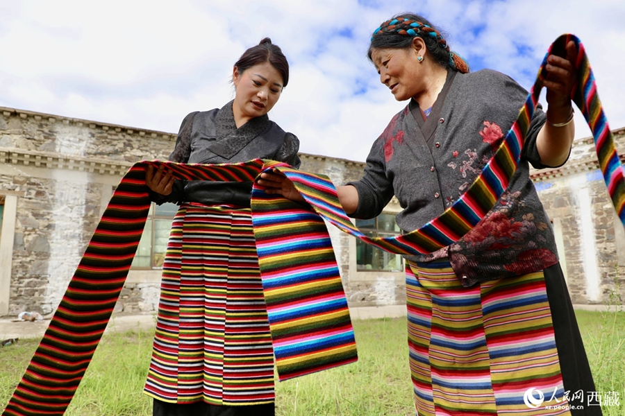 VoiceofPD's tweet image. Apron weaving tradition thrives in SW China's Xizang

National role model worker Tenzin Drolkar weaves #traditional #aprons at her loom at an apron cooperative in Jedeshol town, Gonggar county, Shannan city, southwest China's #Xizang Autonomous Region. As colorful threads fly, a