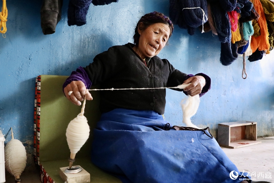 VoiceofPD's tweet image. Apron weaving tradition thrives in SW China's Xizang

National role model worker Tenzin Drolkar weaves #traditional #aprons at her loom at an apron cooperative in Jedeshol town, Gonggar county, Shannan city, southwest China's #Xizang Autonomous Region. As colorful threads fly, a