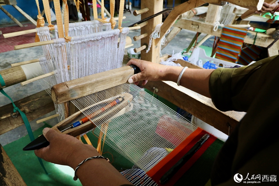 VoiceofPD's tweet image. Apron weaving tradition thrives in SW China's Xizang

National role model worker Tenzin Drolkar weaves #traditional #aprons at her loom at an apron cooperative in Jedeshol town, Gonggar county, Shannan city, southwest China's #Xizang Autonomous Region. As colorful threads fly, a
