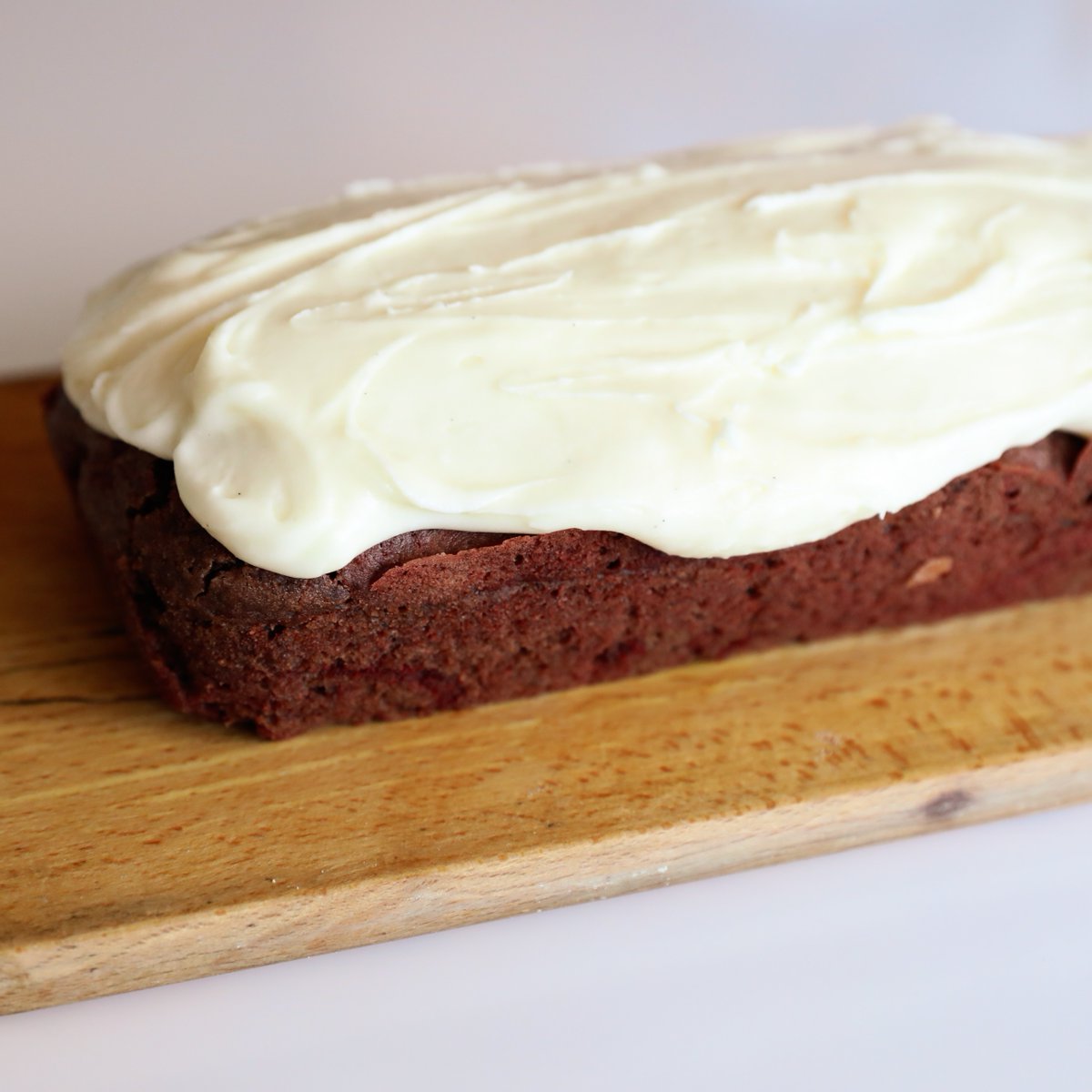 Looking for the perfect treat for any special occasion? This low potassium red velvet cake is not only tasty, but also vegan and gluten free! Full recipe here 👉 kidneycareuk.org/get-support/he…

Nutrition values per serving. Diet guidelines vary pp. Consult your team for the right diet.