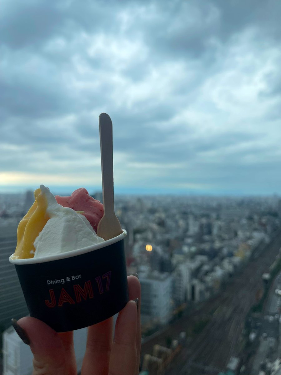 141chika's tweet image. #W3 #ワンダースリー
本日もありがとうございます!
ミラノ座のある
東急歌舞伎町タワー17階には
美味しいジェラート屋さんが🍨
22時まで営業中だそうで‼︎
観劇後に新宿の空を眺めながら、
幸せタイムはいかがでしょうか😍
真一と光一、ワンダースリー達も
同じ空を眺めているかもしれません💫