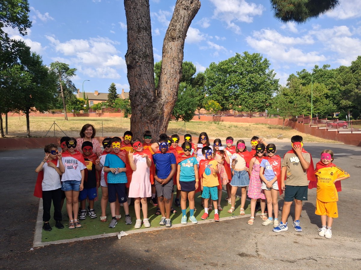 ¡Qué bonita despedida de Inma,nuestra profesora de Religión, que por fin se jubila,con toda nuestra pena.Aquí posa con los súperhéroes que han completado la misión especial.Te vamos a echar muchísimo de menos. Pero éste siempre será tu colegio y serás parte  siempre del <a href="/ceipseis/">CEIP SEIS DE DICIEMBRE Alcobendas</a>