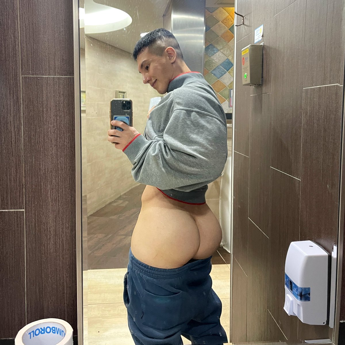 midnight at the public toilet
nobody in here so i showed off mine😈

come and join my OnlyFans

onlyfans.com/simba.korea
